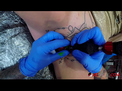 ❤️ Extreem getatoeëerde hottie Sully Savage kreeg een tatoeage op haar clitoris Just porno at nl.pornsos-com.ru