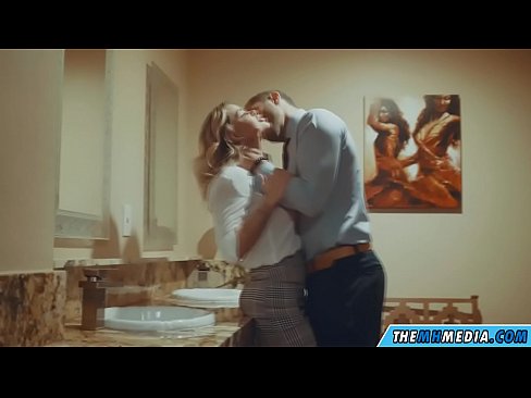 ❤️ Wanneer een rondborstige blondine je verleidt in een openbaar toilet Just porno at nl.pornsos-com.ru